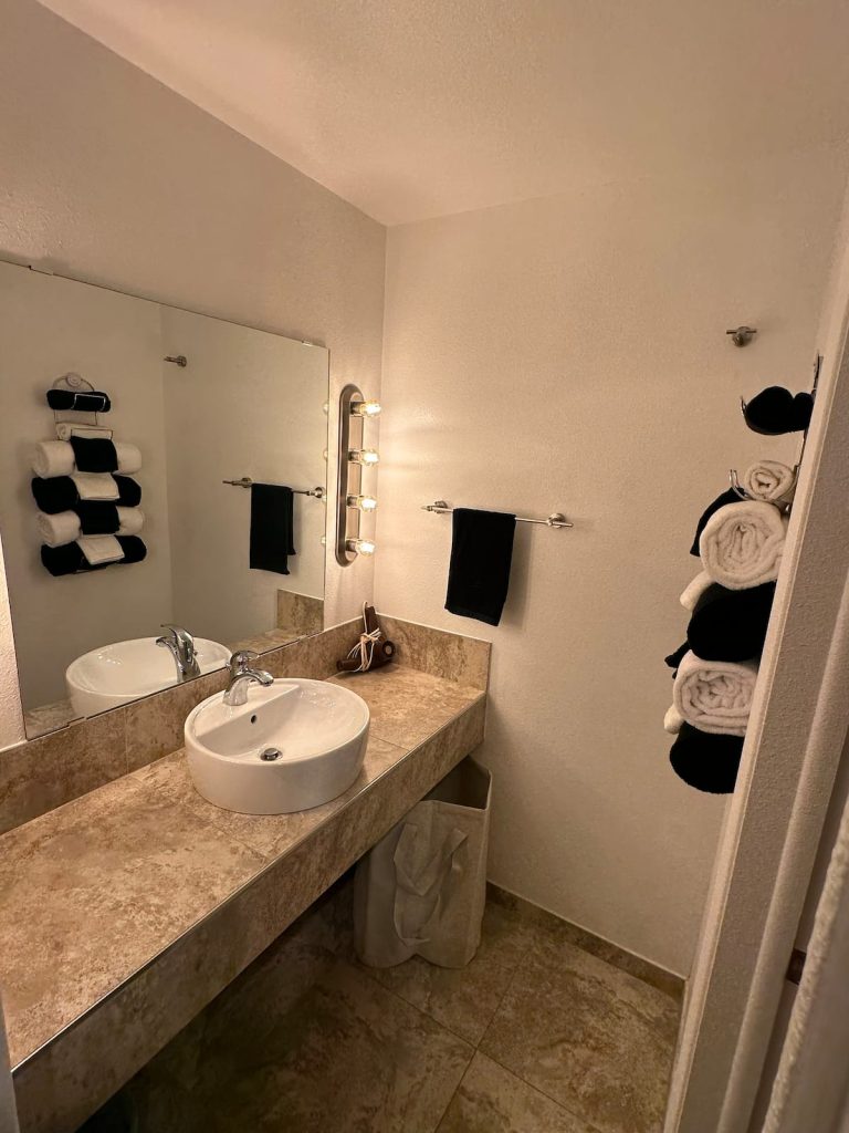 9080_201_7_bathroom_v