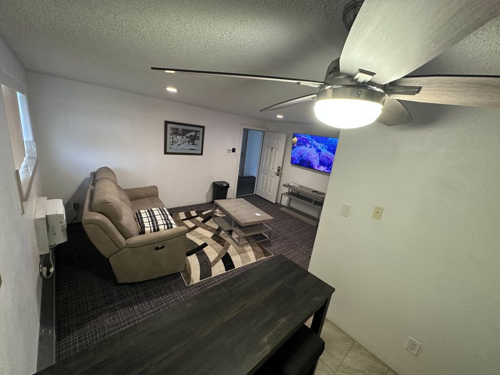 9080_203_4_livingroom_IMG_3213